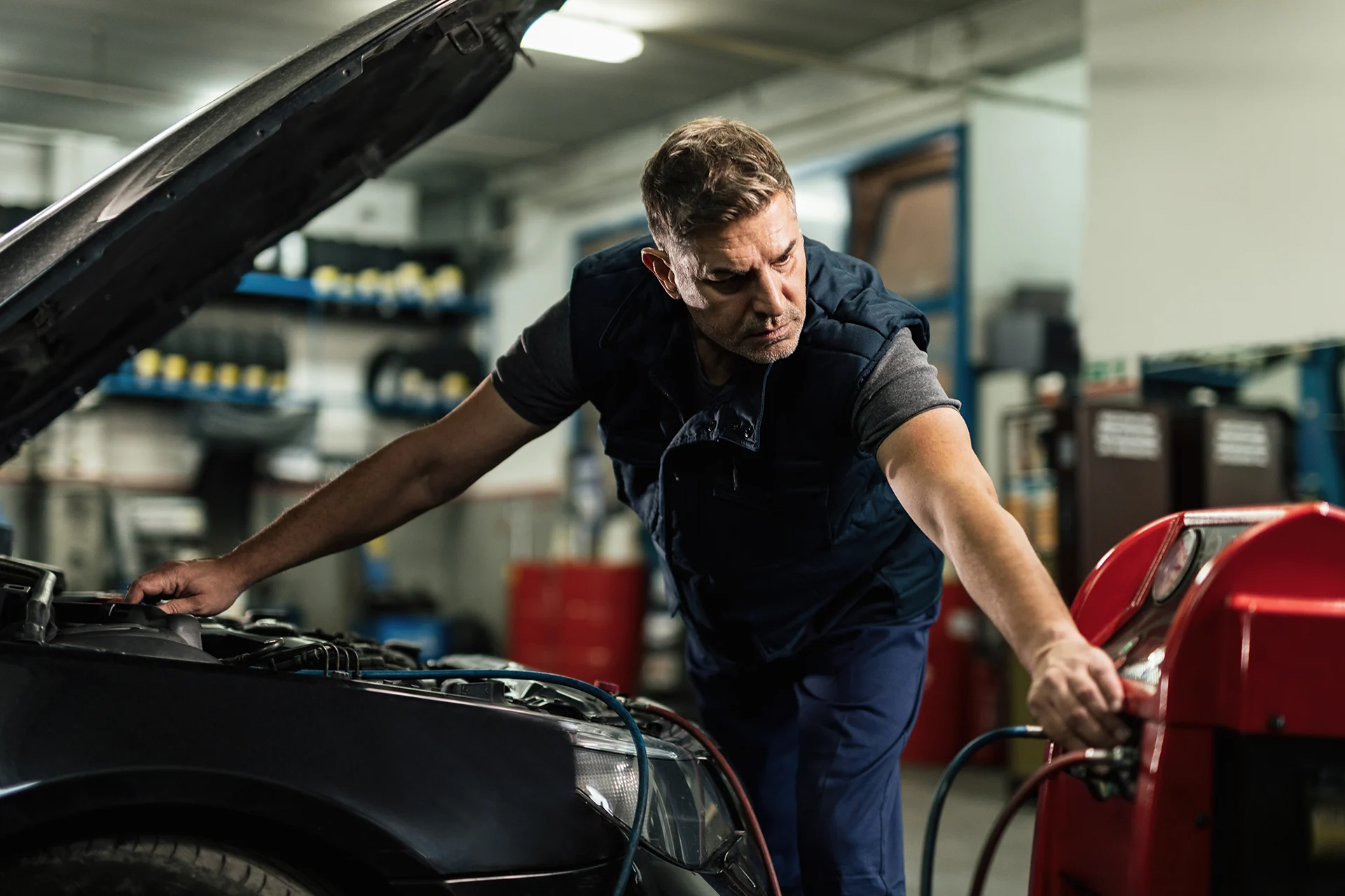 mid-adult-mechanic-doing-service-car-s-air-conditioner-unit-auto-repair-shop kopie